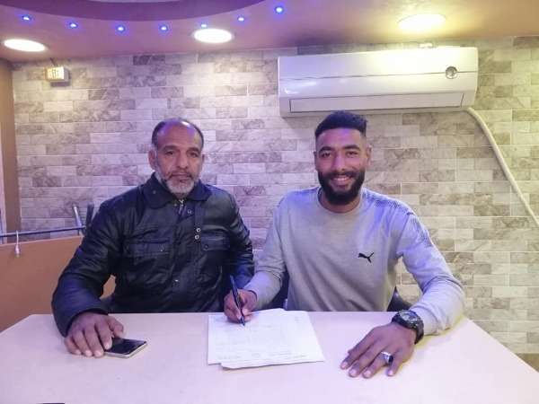 لاعب الوحدات المشاعلة يوقع لذات راس