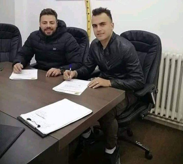 لحظة توقيع العقود