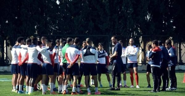 الزواغي مع اللاعبين في تدريبات الأمس