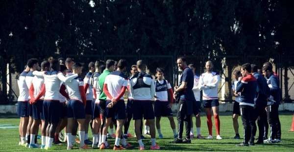 الزواغي مع اللاعبين في تدريبات الأمس