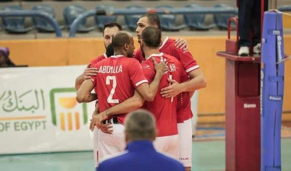 لاعبو الأهلي للطائرة