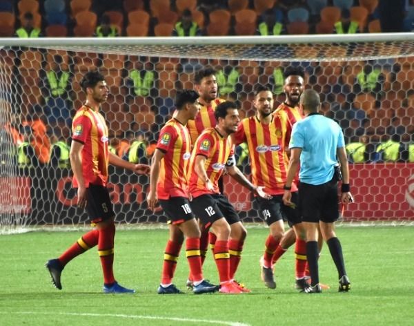 شمام يحتج على قرار الحكم مع لاعبي الترجي