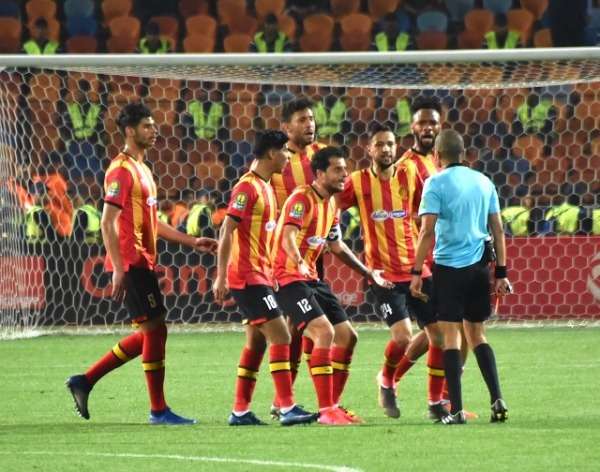 شمام يحتج على قرار الحكم مع لاعبي الترجي
