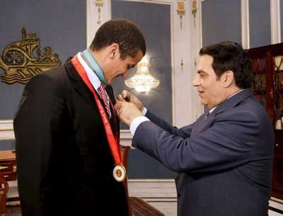الرئيس التونسي بن علي لدى تقليده الملولي وسام الاستقلال (اغسطس2008)