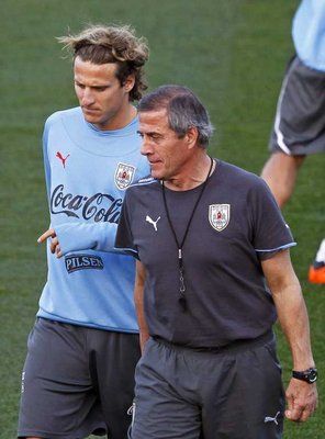 المدرب تاباريز (يمين) وبجانبه قائد المنتخب فورلان