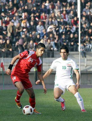 صراع على الكرة بين السوري قصي حبيب والعراقي احمد اياد