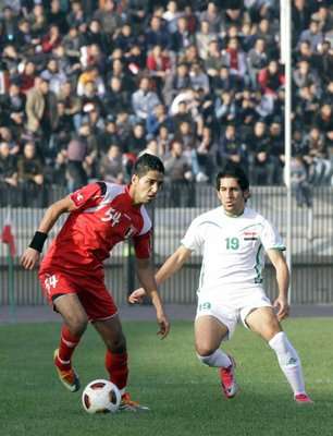 صراع على الكرة بين السوري قصي حبيب والعراقي احمد اياد