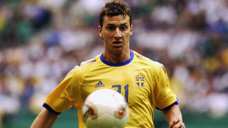 Zlatan-Ibrahimovic-playing-for-Sweden-in-2002