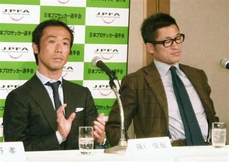 رئيس اتحاد رابطة اللاعبين السيد فوجيتا ( يسار ) وبجانبه أسطورة اليابان ميورا 