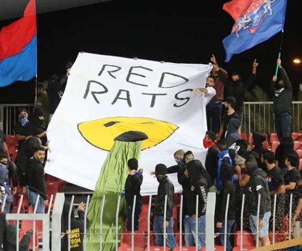 اللافتة سبب الأزمة