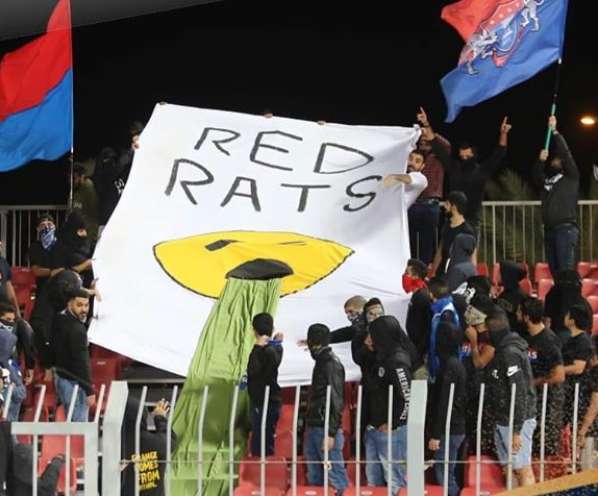 اللافتة سبب الأزمة