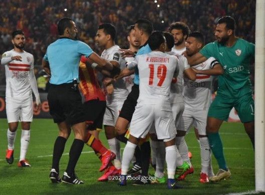 غربال يحاول السيطرة على المباراة