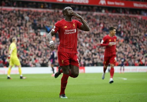 ماني يحتفل بهدفه