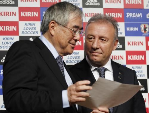 رئيس الإتحاد الياباني السيد أوغورا يقرأ في القائمة الرسمية  التي سلمه إياها زاكيروني