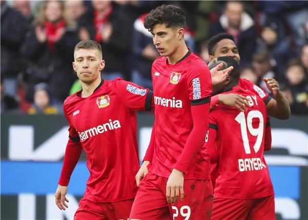 هافيرتز مع لاعبي ليفركوزن 