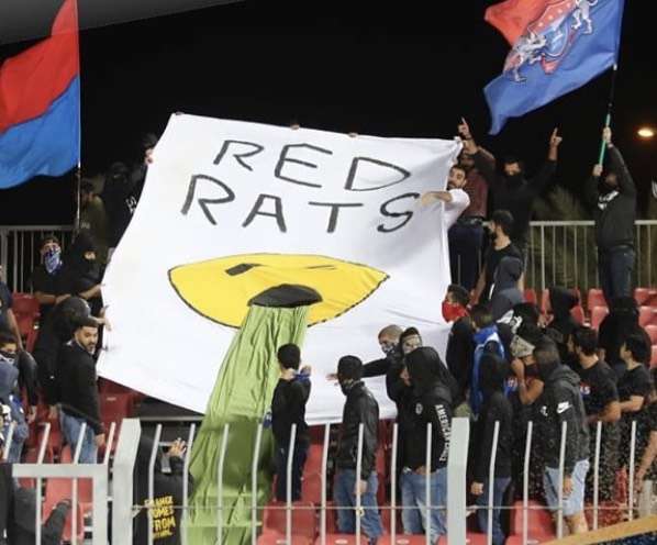 لافتة الفئران الحمراء