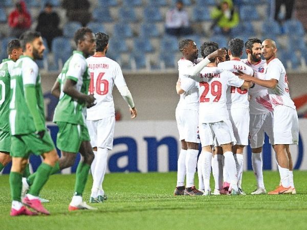 عبد العزيز بن ناجي مع لاعبي فريق الكويت