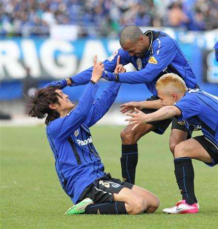 المهاجم أوسامي ( يسار ) يحتفل بعد إحرازه هدف التأهل لنصف النهائي