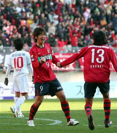 فرحة لاعبي فريق كاشيما بعد تجاوزهم بطل الدوري الياباني فريق ناغويا