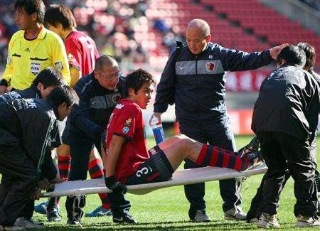 المدافع إواماسا عند خروجه من الملعب بسبب الإصابة