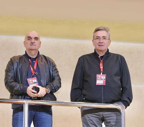 إيفانكوفيتش (يمين)