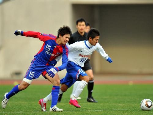 يوجي أونو يتجاوز أحد مدافعي فريق طوكيو في المباراة النهائية