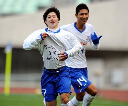 لاعب الوسط شو ماتسوموتو عند إحرازه هدف الفوز لفريق يوكوهاما