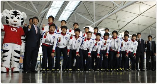 صورة جماعية للاعبي المنتخب الكوري الجنوبي في مطار انتشون قبل السفر إلى أبوظبي