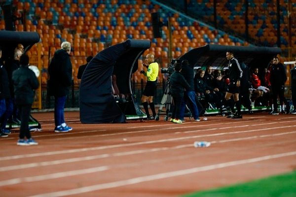 الحكم محمد عادل يراجع الفار قبل احتساب ركلة الجزاء