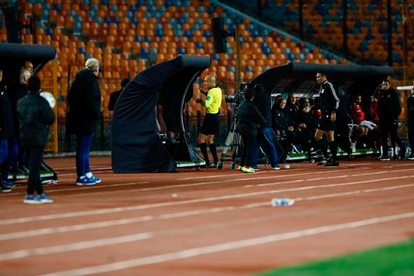 الحكم محمد عادل يراجع الفار قبل احتساب ركلة الجزاء