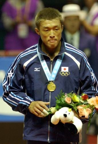 لاعب الجودو أكياما عند فوزه بالميدالية الذهبية في بوسان 2002