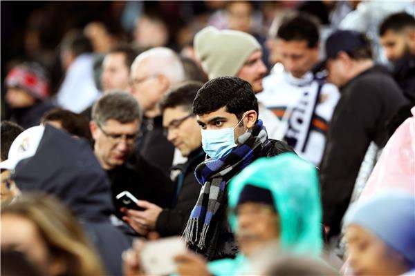 مشجع يرتدي كمامة للوقاية من كورونا