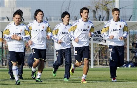 لاعبي المنتخب الياباني في تدريبات معسكر محافظة أوساكا