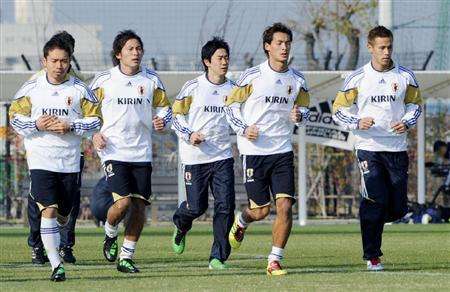 لاعبي المنتخب الياباني في تدريبات معسكر محافظة أوساكا