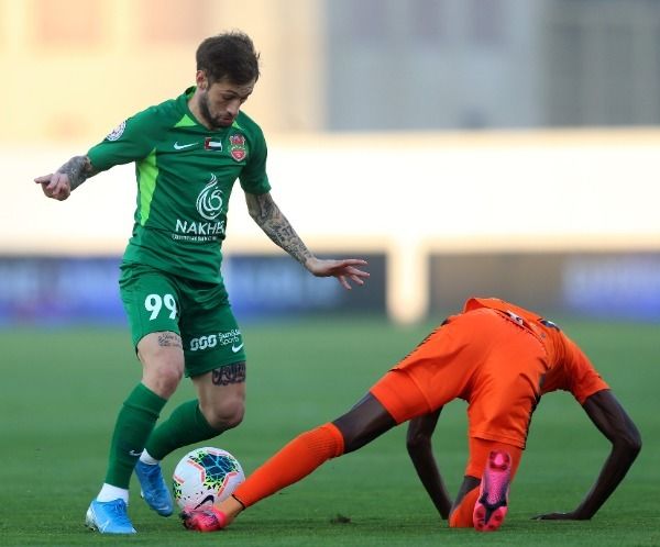 من مباراة شباب الأهلي وعجمان