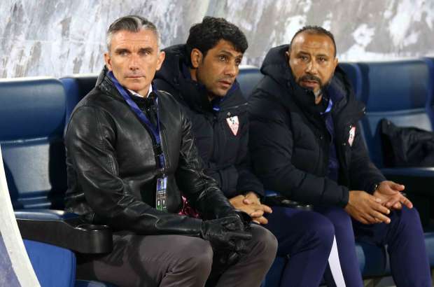 سامي الشيشيني (الوسط)