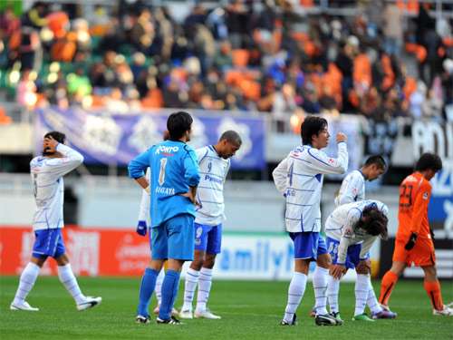 حسرة لاعبي جامبا أوساكا بعد خسارتهم أمام شيميز بولسه