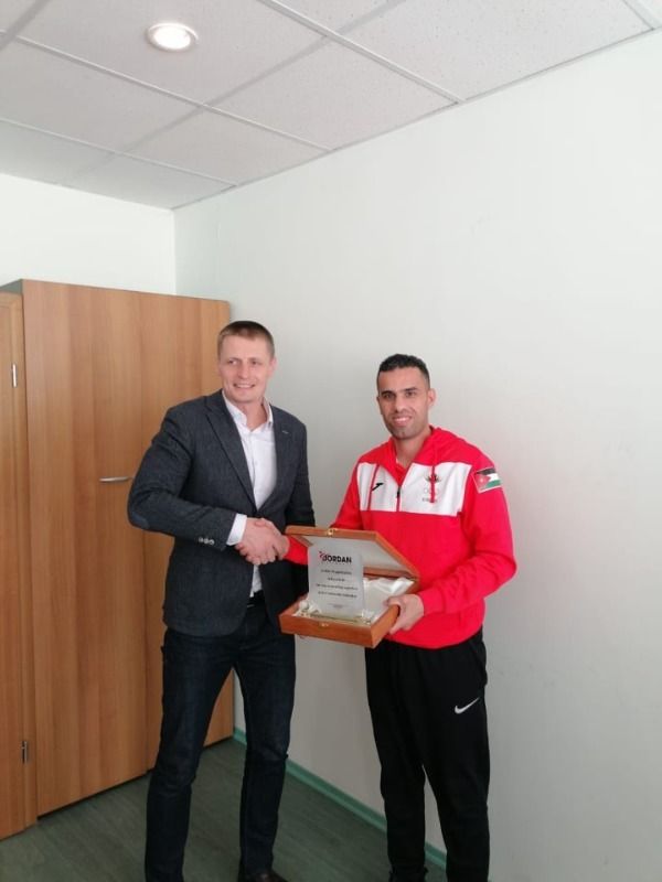 العساف وألكسندر بعد توقيع الاتفاقية