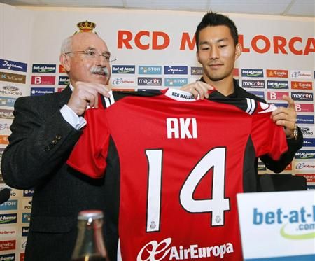 الياباني إيناجا بعد توقيع العقد الرسمي مع مايوركا الإسباني