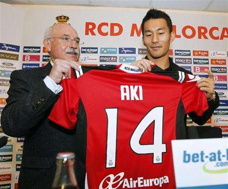 الياباني إيناجا بعد توقيع العقد الرسمي مع مايوركا الإسباني