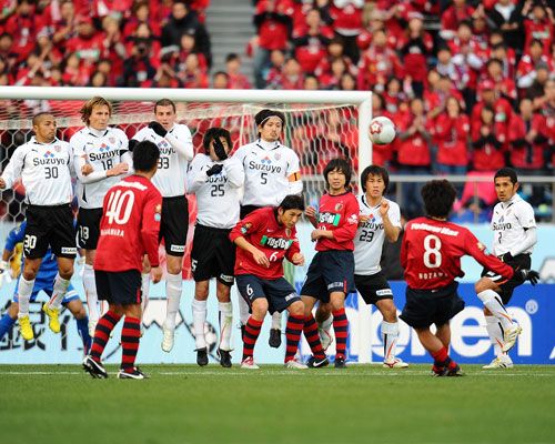 لاعب الوسط نوزاوا (قميص رقم 8 ) عند إحرازه هدف الثاني لكاشيما