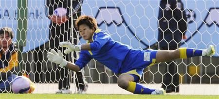 الحارسة أيومي كايهوري عند صدها إحدى الركلات الترجيحية