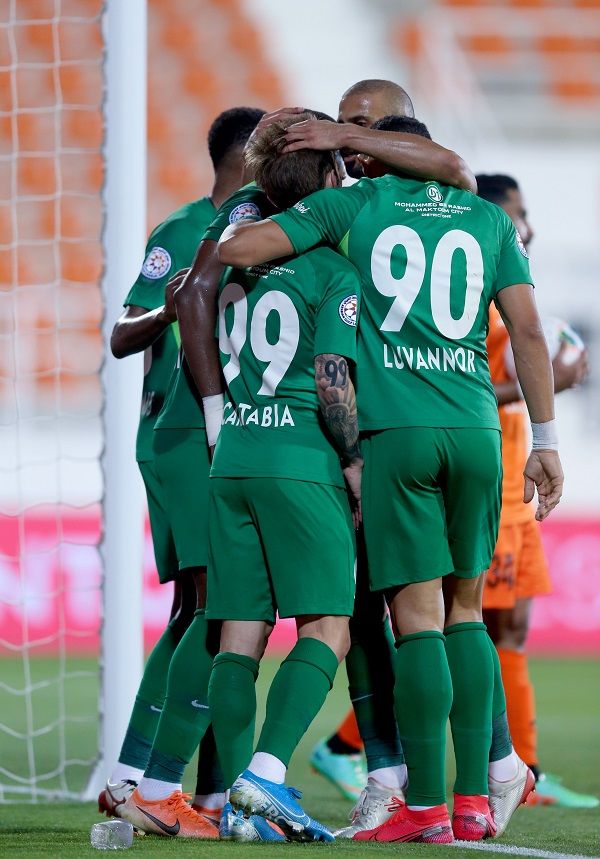 لاعبو شباب الأهلي