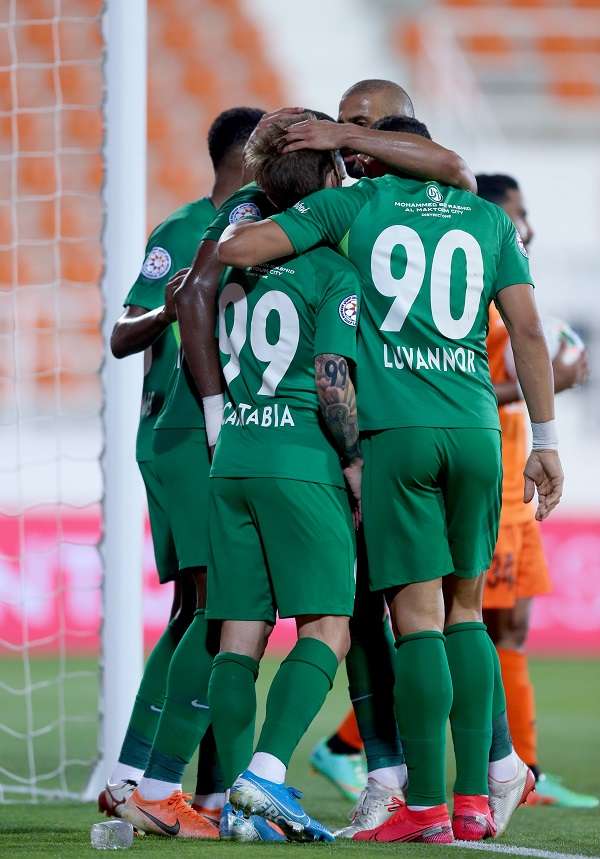 لاعبو شباب الأهلي