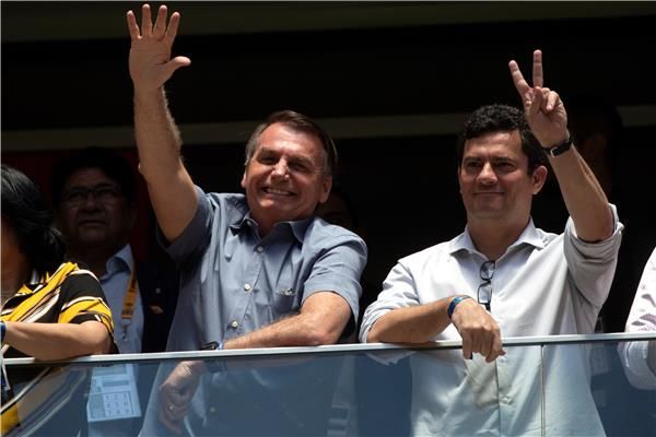 جاير بولسونارو (يسار)