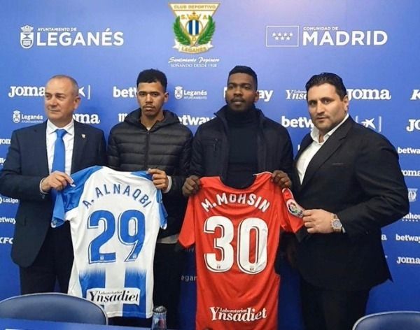 مايد محسن مع مسؤولي النادي الإسباني