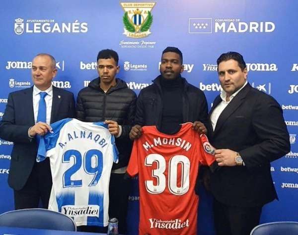 مايد محسن مع مسؤولي النادي الإسباني