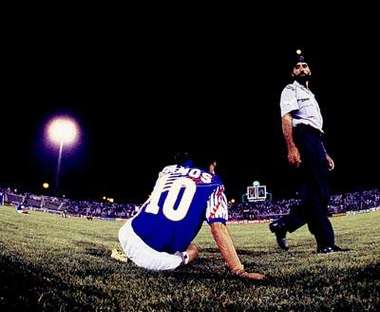 النجم البرازيلي الأصل في ذلك الوقت راموس بعد ضياع حلم التأهل