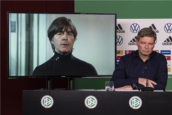 لوف يتحدث عبر الفيديو