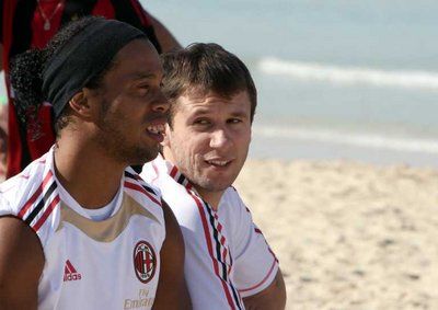 رونالدينهو وكاسانو خلال تدريب نادي ميلان في عطلة الشتاء في دبي الشهر الماضي 